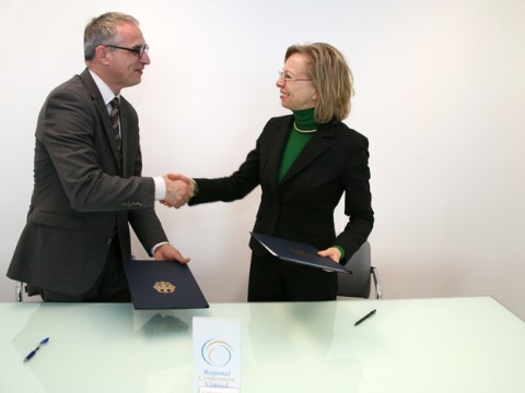 Goran Svilanovic, RCC Secretary General (left), and Ulrike Knotz, German Ambassador to Bosnia and Herzegovina, sign a 50,000 euro grant agreement supporting activities of the RCC, in Sarajevo on 22 April 2013. (Photo: RCC/Zoran Kanlic)