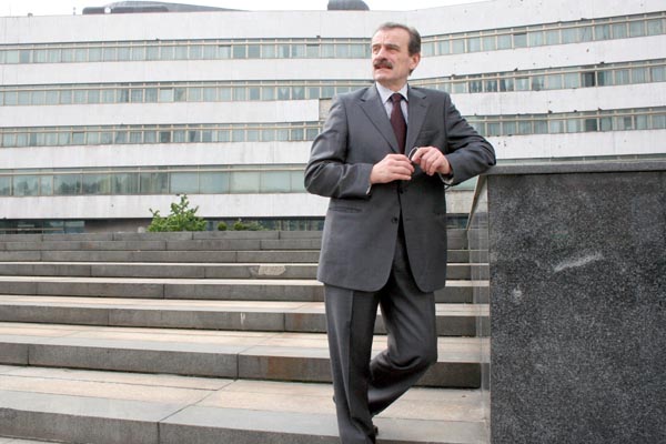 RCC Secretary General Hido Biščević in front of Parliament of Bosnia and Herzegovina. Parliamentary cooperation and building of human capital are key RCC priorities. (Photo RCC/Samir Pinjagić)