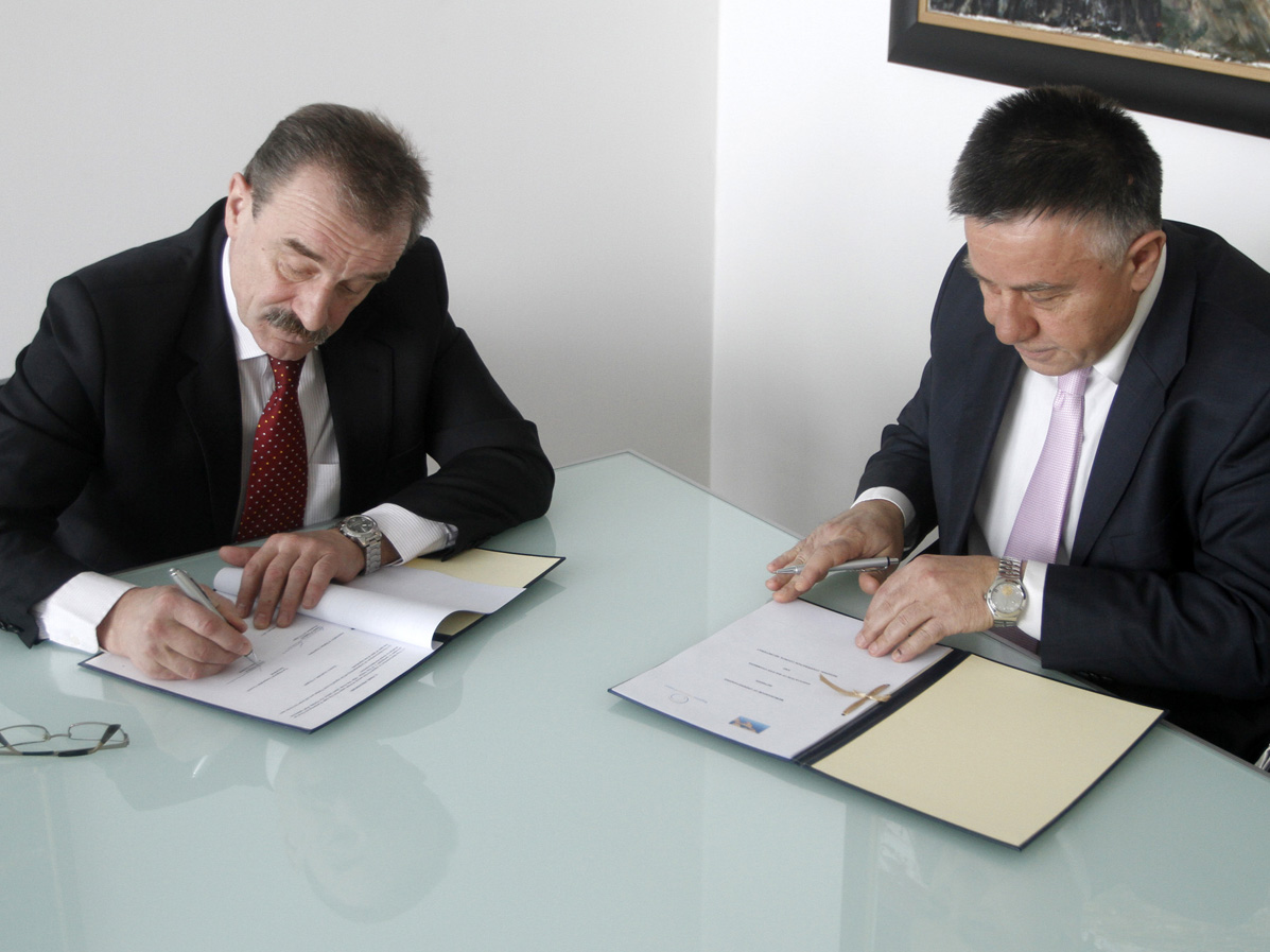 RCC Secretary General, Hido Biščević (left), and the President of the Foreign Trade Chamber of BiH, Veselin Poljašević, on behalf of the Association of Balkan Chambers, signed a memorandum of understanding on cooperation in economic and investment development in Sarajevo, BiH, on 26 January 2011. (Photo RCC/Dado Ruvic)
