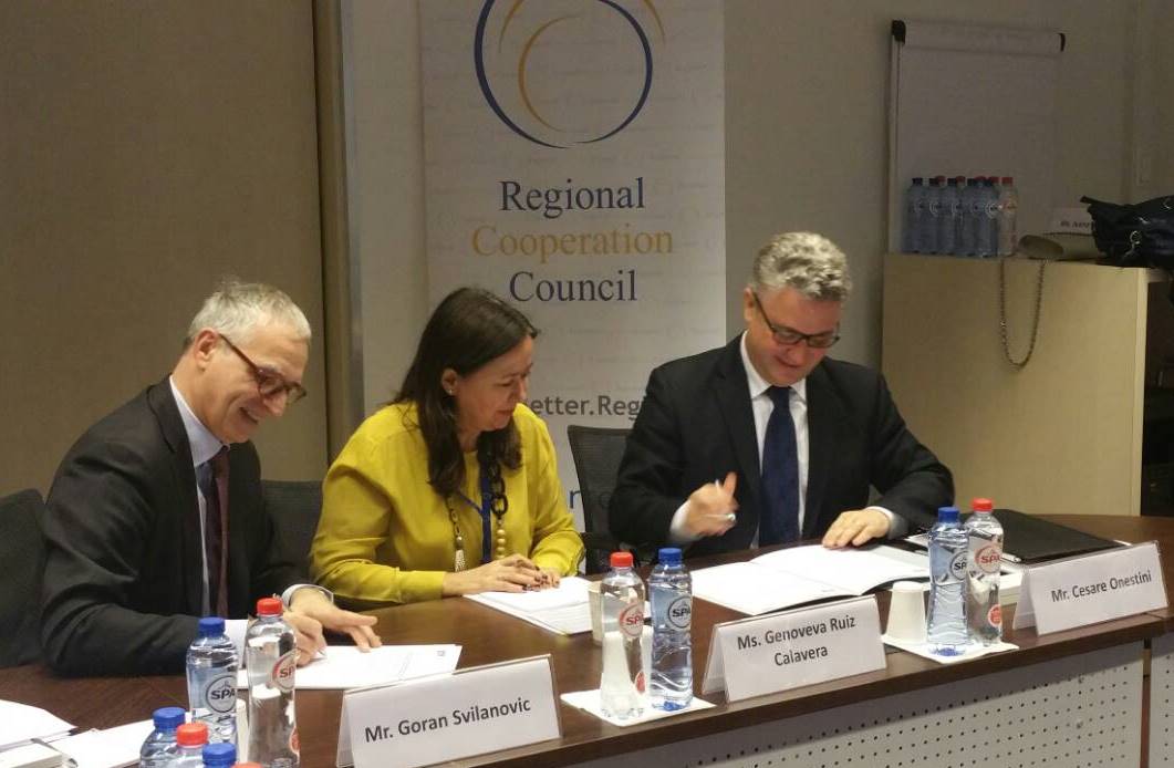 The Regional Cooperation Council’s (RCC) Secretary General Goran Svilanovic (to the left) and newly appointed Director of the European Training Foundation (ETF) Cesare Onestini (to the right) signed an agreement on continuation of cooperation between the two organisations, in Brussels on 22 November 2017 (Photo: RCC/Ivana Petricevic)