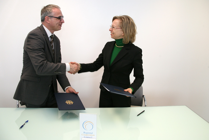 Goran Svilanovic, RCC Secretary General (left), and Ulrike Knotz, German Ambassador to Bosnia and Herzegovina, sign a 50,000 euro grant agreement supporting activities of the RCC, in Sarajevo on 22 April 2013. (Photo: RCC/Zoran Kanlic)