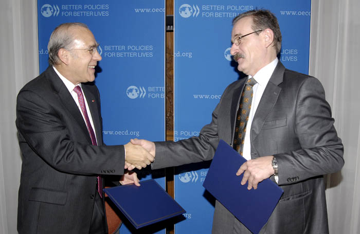 RCC and OECD Secretaries General, Hido Biščević (right) and Angel Gurría, respectively, signed a Memorandum of Understanding on transfer of management of SEEIC, from OECD to RCC, in Paris, France, on 24 November 2011. (Photo: Courtesy of OECD)