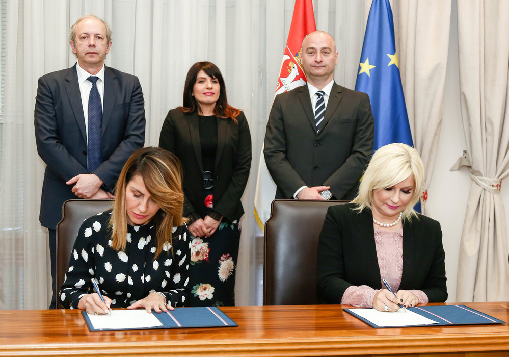 RCC Secretary General Majlinda Bregu (left) and Serbian Deputy Prime Minister Zorana Mihajlovic (right) signed Memorandum of Understanding on hospitality to the RCC’s Roma Integration 2020 project in Belgrade on 5 April 2019 (Photo: Courtesy of the Government of Serbia)