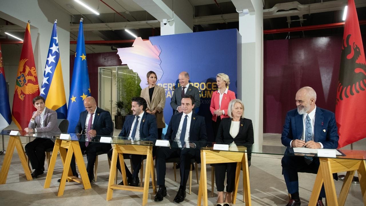 Signing of the agreement under the Common Regional Market (CRM) Action Plan’s mobility agenda at the Berlin Process Summit, on 16 October 2023 in Tirana (Photo: RCC/Armand Habazaj)