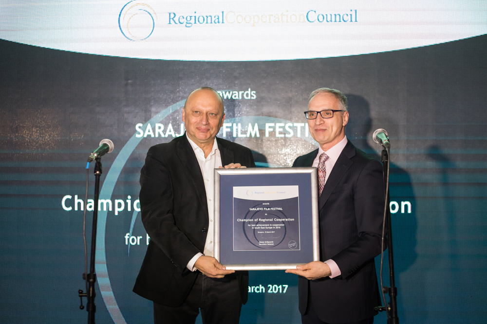 Goran Svilanovic, RCC Secretary General (right), presents the Champion of Regional Cooperation Award to Mirsad Purivatra, Director of Sarajevo Film Festival, on 15 March 2017 in Sarajevo, BiH. (Photo: RCC/Haris Calkic)