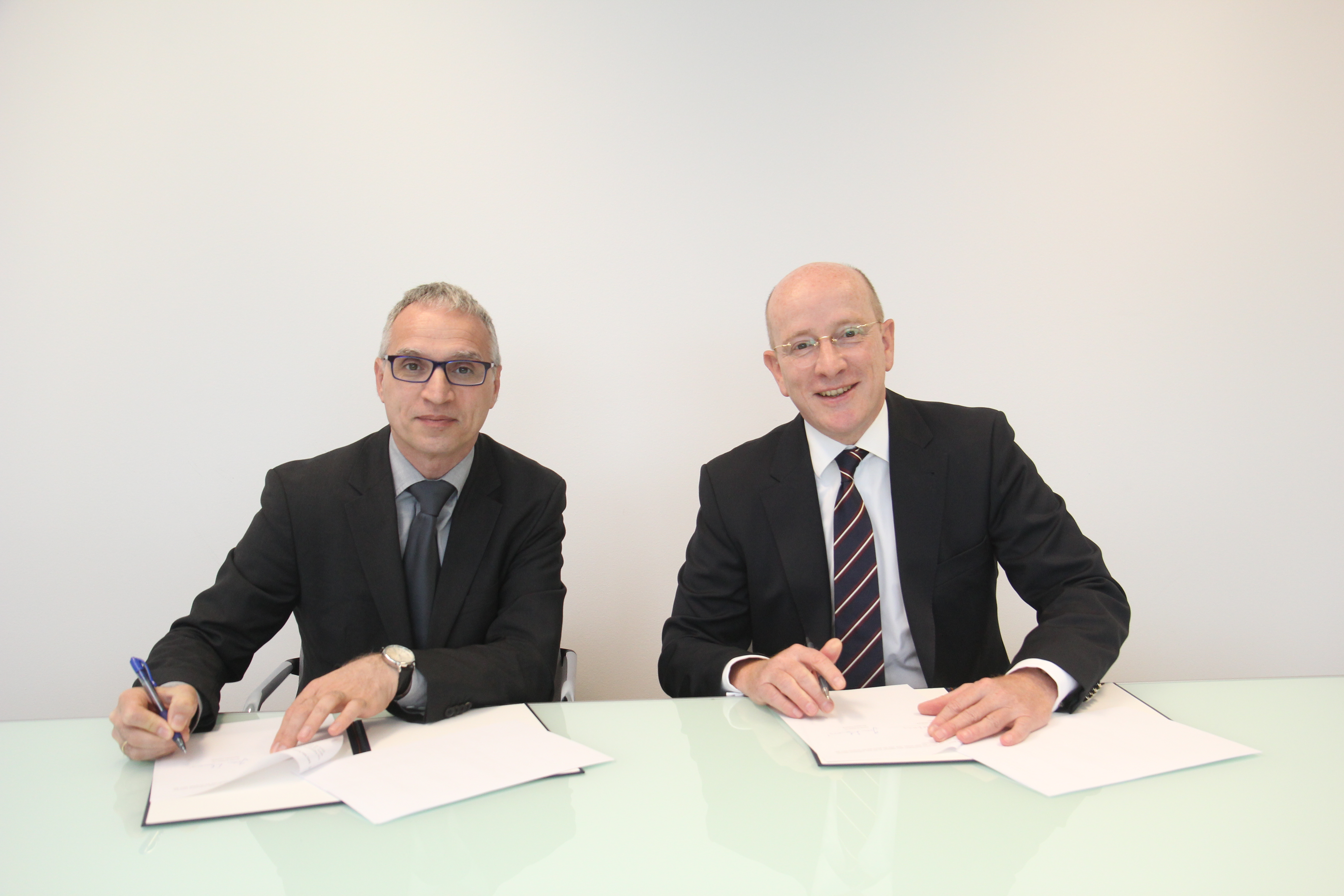 Secretary General of the Regional Cooperation Council (RCC) and H.E. Dr Christian Hellbach, German Ambassador to Bosnia and Herzegovina, signed an agreement with which the Federal Republic of Germany continues its support of the RCC. (Photo: RCC/Senad Gubelić)