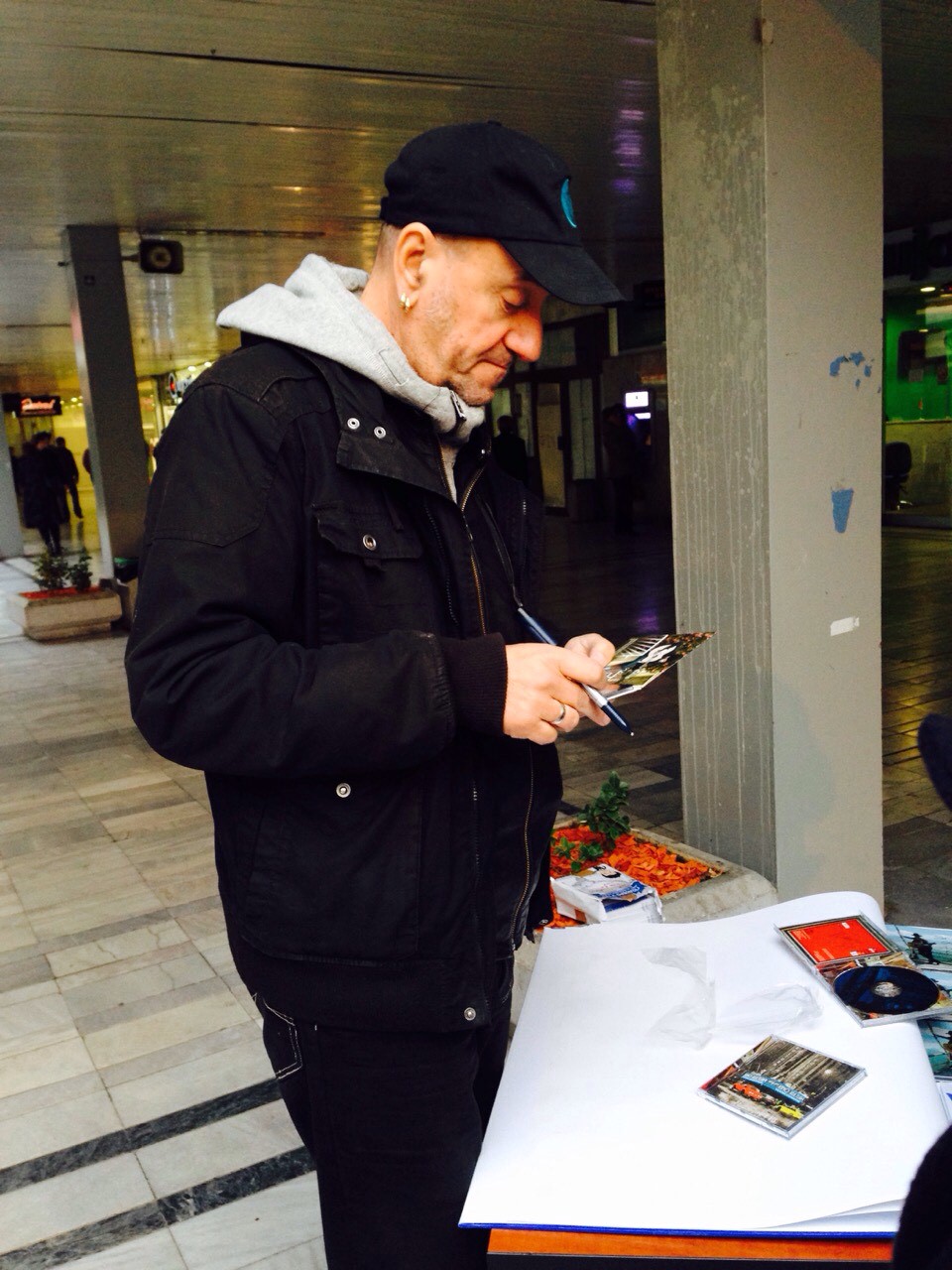 Vlatko Stefanovski, one of the greatest guitar players in the world, joined RCC team in Skopje, on 25 December 2014, in a gesture of support and signed his CDs. (Photo RCC/Muamer Kolar)