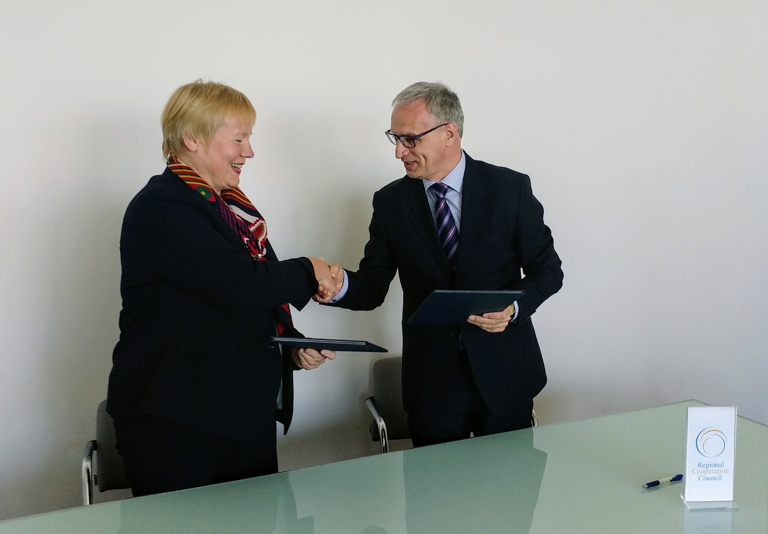 RCC Secretary General, Goran Svilanovic (right), and the German Ambassador to Bosnia and Herzegovina, Christiane Hohmann, signed an agreement on financial grant to support RCC’s public awareness activities, on 10 April 2017, in Sarajevo, BiH. (Photo: RCC/Alma Arslanagic-Pozder)