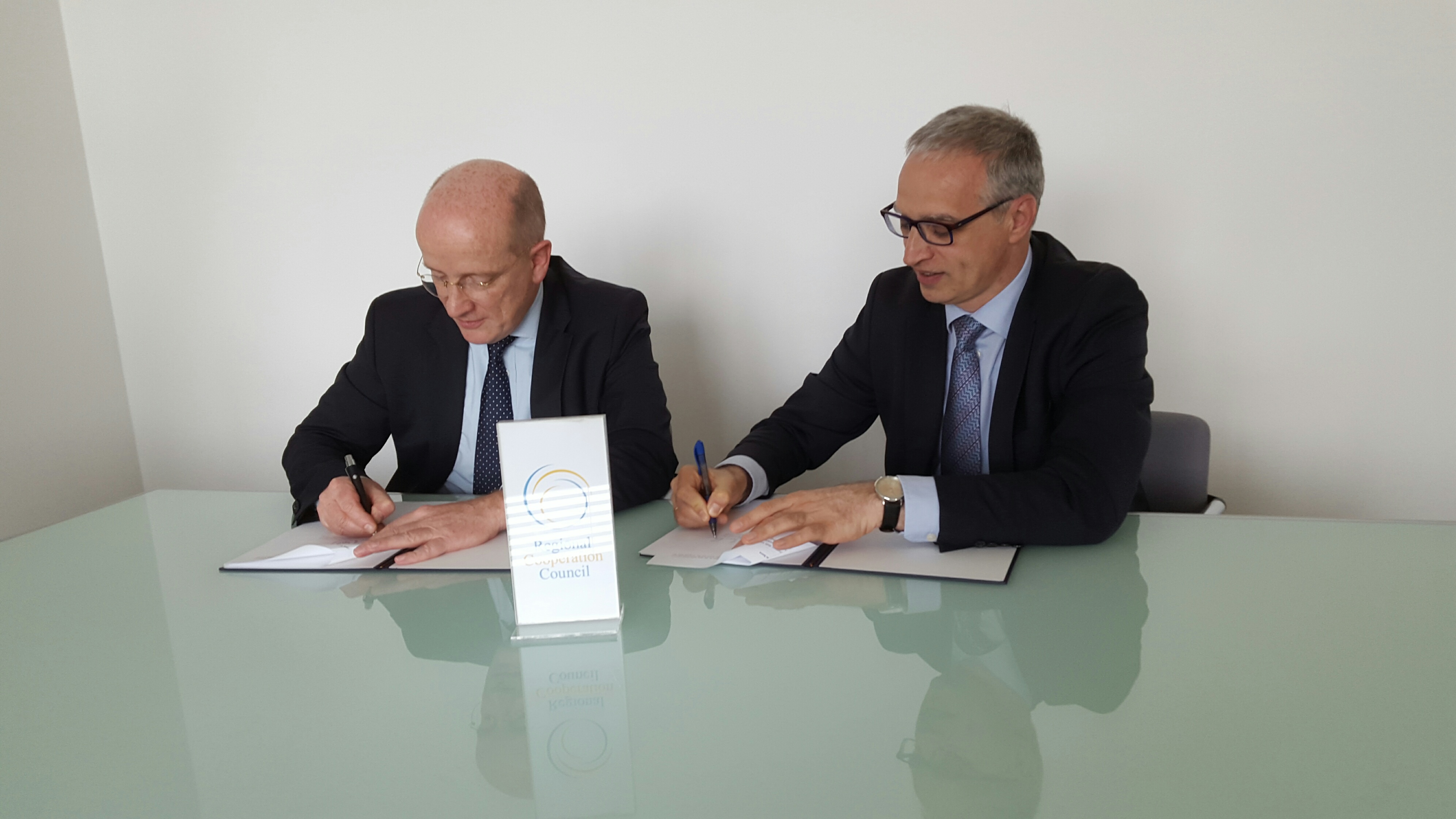 Goran Svilanovic, RCC Secretary General (right), and Christian Hellbach, German Ambassador to Bosnia and Herzegovina, sign a 50,000 euro grant agreement supporting activities of the RCC, in Sarajevo on 6 April 2016. (Photo: RCC/Selma Ahatovic-Lihic)