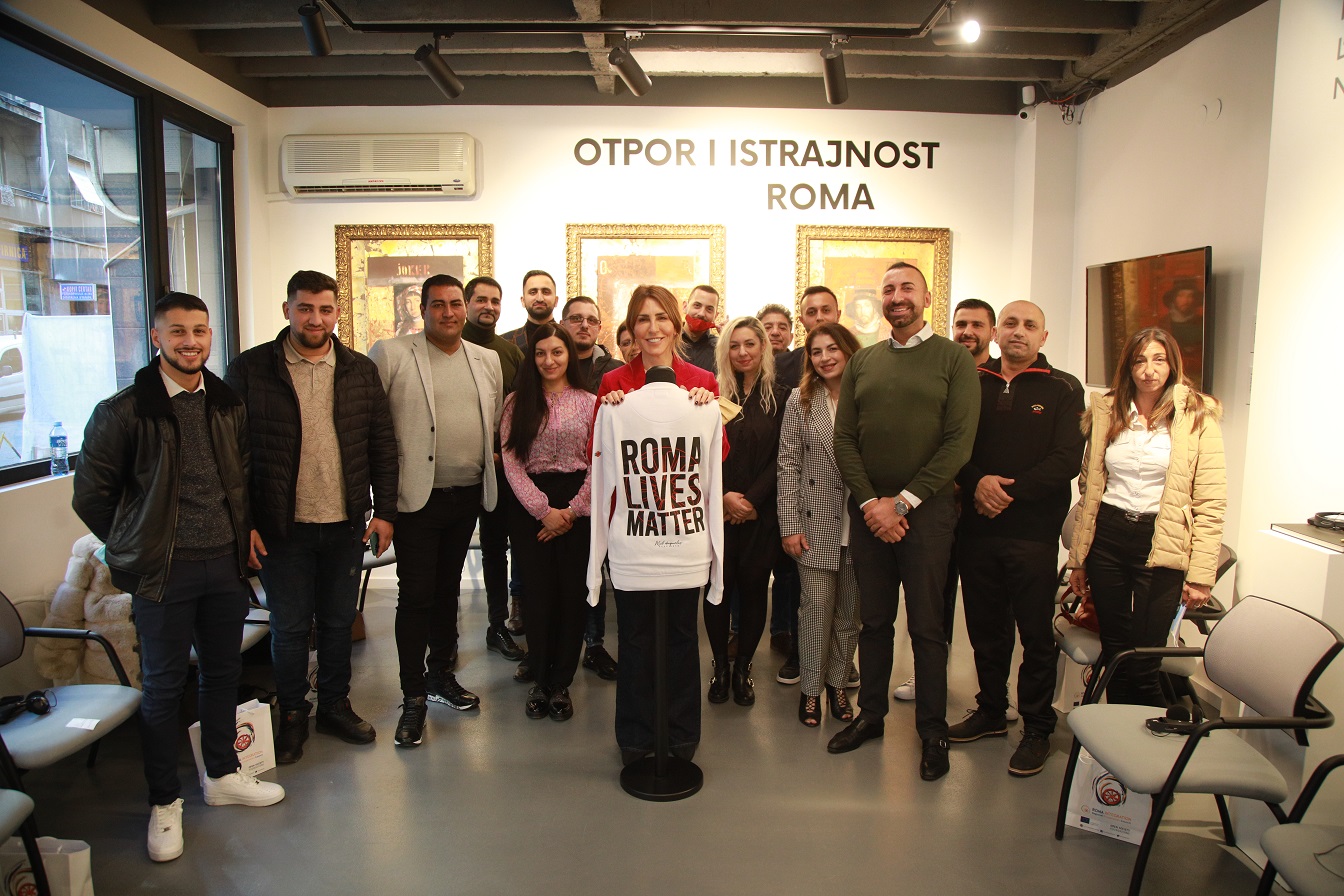 Secretary General of the Regional Cooperation Council (RCC), Majlinda BREGU, Roma Integration team, and representatives of REDI with the Roma Entrepreneurs (Photo by: Miloš Miškov, BETA)