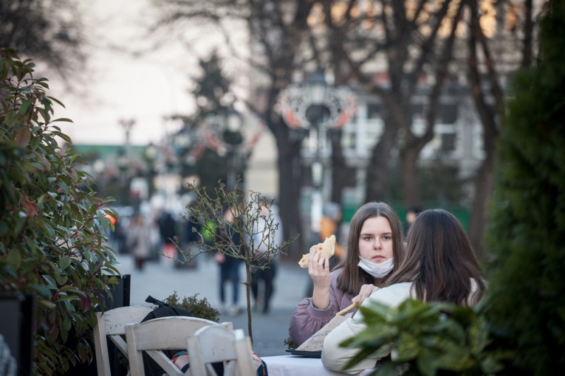 Photo: Young people in Belgrade - © BalkansCat/Shutterstock

