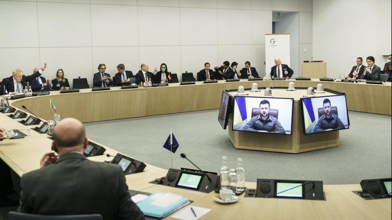 Photo: German Chancellor Olaf Scholz (C), British Prime Minister Boris Johnson (L), US President Joe Biden (3-R) and Canadian Prime Minister Justin Trudeau (R) with the heads of state and government of the Group of Seven (G7) during a video call with Ukrainian President Volodymyr Zelensky (C, on screens), in Brussels, Belgium, 24 March 2022. EPA-EFE/JESCO DENZEL