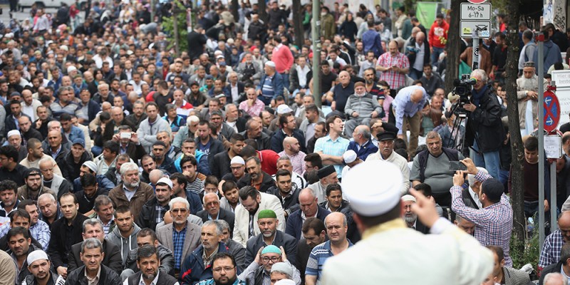 BERLIN, GERMANY - SEPTEMBER 19: Muslims gather for Friday prayers on the street outside the Mevlana Moschee mosque on a nation-wide action day to protest against the Islamic State (IS) on September 19, 2014 in Berlin, Germany. Muslims across cities in Germany followed a call by the country's Central Council of Muslims to protest against the ongoing violence by IS fighters in Syria and Iraq. (Photo by Sean Gallup/Getty Images)