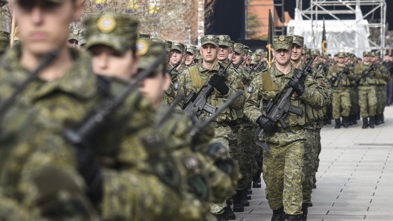 Members of the Kosovo Security Force (KSF) attend a ceremony celebrating of the 10th anniversary of Kosovo Independence in Pristina, Kosovo, 18 February 2018. [EPA-EFE/PETRIT PRENAJ]