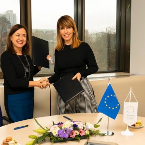 Majlinda Bregu, Secretary General of the RCC (right) and Genoveva Ruiz Calavera, Director for the Western Balkans at the European Commissions’ DG NEAR sign 3-year contract on the EC support to regional cooperation in the Western Balkans in Brussels, 11 December 2019 (Photo; RCC/Laure Geerts) 