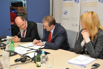 RCC Secretary General Hido Biscevic (centre) and EBU Vice-President Claudio Cappon (left) sign concluding statement at the end of an international conference on digitalization and sustainability of public broadcasters in South East Europe, Sarajevo, BiH, 15 October 2010. (Photo RCC/Dado Ruvic)
