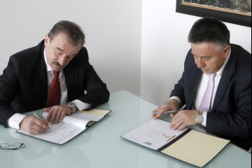 RCC Secretary General, Hido Biščević (left), and the President of the Foreign Trade Chamber of BiH, Veselin Poljašević, on behalf of the Association of Balkan Chambers, signed a memorandum of understanding on cooperation in economic and investment development in Sarajevo, BiH, on 26 January 2011. (Photo RCC/Dado Ruvic) 