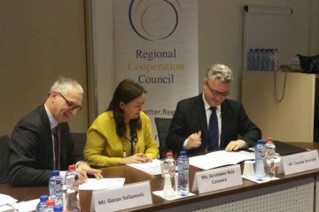 The Regional Cooperation Council’s (RCC) Secretary General Goran Svilanovic (to the left) and newly appointed Director of the European Training Foundation (ETF) Cesare Onestini (to the right) signed an agreement on continuation of cooperation between the two organisations, in Brussels on 22 November 2017 (Photo: RCC/Ivana Petricevic)