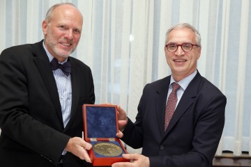 Goran Svilanovic, Secretary General of the Regional Cooperation Council (on the right) presented with Dr Elemer Hatnos Prize as recognition of his efforts to promote regional economic cooperation in South East Europe by Charles Epping, President of The Central Europe Foundation (CEF) at the award ceremony in Belgrade (Photo: Pedja Milovanovic)