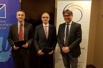 Davor Dubravica, Regional Anti-Corruption Initiative (RAI) Chairperson, RCC's Secretary General Goran Svilanovic and Vladan Joksimovic, RAI's Head of Secretariat at the signing of Memorandum of Understanding between the RCC and RAI on 17 April 2018 in Belgrade (Photo: RCC/Natasa Mitrovic)