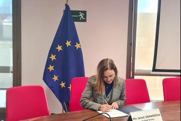 Ms Janet Zaharieva signing the EU-WB Roaming Declaration on behalf of the United Group at a meeting of telecommunications operators from EU and WB in Brussels on 7 February 2023 (Photo: RCC)