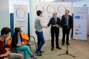 RCC Secretary General Goran Svilanovic and BBI Bank Director Amer Bukvic present scholarship certificates to ten pupils and students from Srebrenica and Bratunac (Photo: RCC/Amer Kapetanovic)