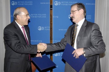 RCC and OECD Secretaries General, Hido Biščević (right) and Angel Gurría, respectively, signed a Memorandum of Understanding on transfer of management of SEEIC, from OECD to RCC, in Paris, France, on 24 November 2011. (Photo: Courtesy of OECD)