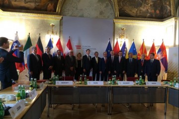 Western Balkans Summit group photo with Foreign Ministers, Prime Ministers and Ministers of Economy. (Photo: MFA Austria)