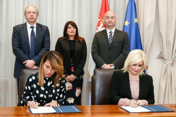 RCC Secretary General Majlinda Bregu (left) and Serbian Deputy Prime Minister Zorana Mihajlovic (right) signed Memorandum of Understanding on hospitality to the RCC’s Roma Integration 2020 project in Belgrade on 5 April 2019 (Photo: Courtesy of the Government of Serbia)