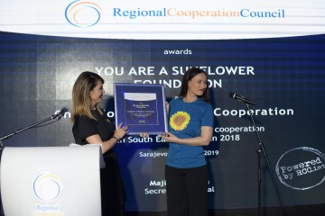 RCC Secretary General Majlinda Bregu presents the Champion of Regional Cooperation 2018 award to the Founder and Chair of You are a Sunflower Foundation, Albana Osmani at the reception marking the 11th anniversary of the RCC on 13 March 2019 in Sarajevo. (Photo: RCC/Eldin Hasanagic) 