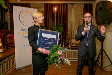 Executive Director of the European Fund for the Balkans, Hedvig Morvai (left), on behalf of the EFB, receives RCC's Champion of Regional Cooperation award for 2015 from RCC Secretary General, Goran Svilanović, in Sarajevo, BiH on 25 February 2016. (Photo: RCC/Amer Kapetanovic)