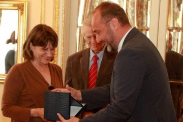 Head of RCC Expert Pool, Jelica Minic (left), receives 'Europe Contribution of the Year' award by European Movement in Serbia, Belgrade, 25 June 2013. (Photo emins.org)