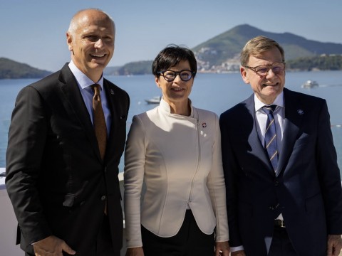 RCC Secretary General Amer Kapetanovic with European Commissioner for Enlargement Marta Kos and Federal Minister for Foreign Affairs of Germany Johann Wadephul at the Berlin Process Meeting of Ministers of Foreign Affairs, held in Pržno  on 1 October 2026 (Photo: RCC/Danio Papic)