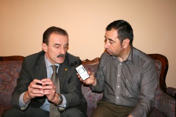 RCC Secretary General, Hido Biscevic (left), gives an interview to the Moldovan Radio at the occasion of the first RCC Annual Meeting, Chisinau, 2 June 2009. (Photo RCC/Dinka Zivalj)