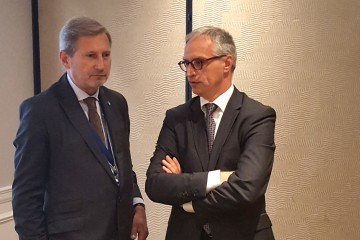 RCC Secretary General Goran Svilanovic (right) and EU Commissioner for Enlargement and European Neighbourhood Policy Johannes Hahn, at the RCC-hosted informal meeting of the Western Balkans six foreign ministers, held on 20 September 2017 in New York. (Photo: RCC/Natasa Mitrovic)