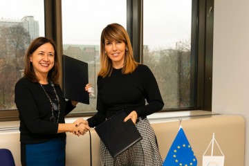 Majlinda Bregu, Secretary General of the RCC (right) and Genoveva Ruiz Calavera, Director for the Western Balkans at the European Commissions’ DG NEAR sign 3-year contract on the EC support to regional cooperation in the Western Balkans in Brussels, 11 December 2019 (Photo; RCC/Laure Geerts) 