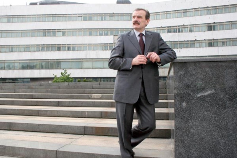 RCC Secretary General Hido Biščević in front of Parliament of Bosnia and Herzegovina. Parliamentary cooperation and building of human capital are key RCC priorities. (Photo RCC/Samir Pinjagić)