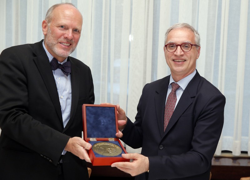 Goran Svilanovic, Secretary General of the Regional Cooperation Council (on the right) presented with Dr Elemer Hatnos Prize as recognition of his efforts to promote regional economic cooperation in South East Europe by Charles Epping, President of The Central Europe Foundation (CEF) at the award ceremony in Belgrade (Photo: Pedja Milovanovic)