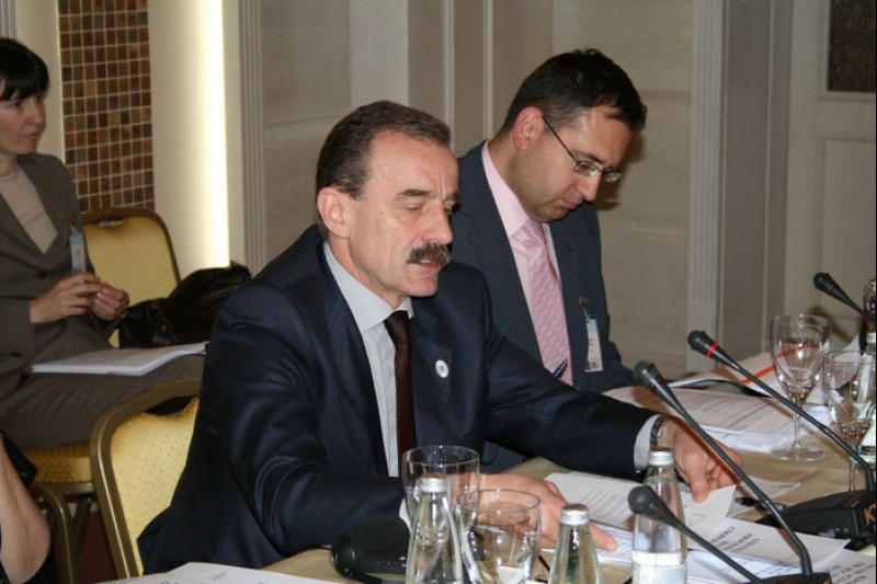 RCC Secretary General Hido Biščević (left) presents the organization's 2008-2009 Strategic Work Programme to the members of the RCC Board, Pomorie, 20 May 2008 (Photo RCC/Dinka Živalj)