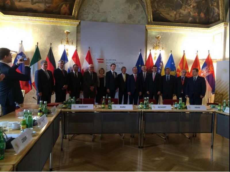 Western Balkans Summit group photo with Foreign Ministers, Prime Ministers and Ministers of Economy. (Photo: MFA Austria)