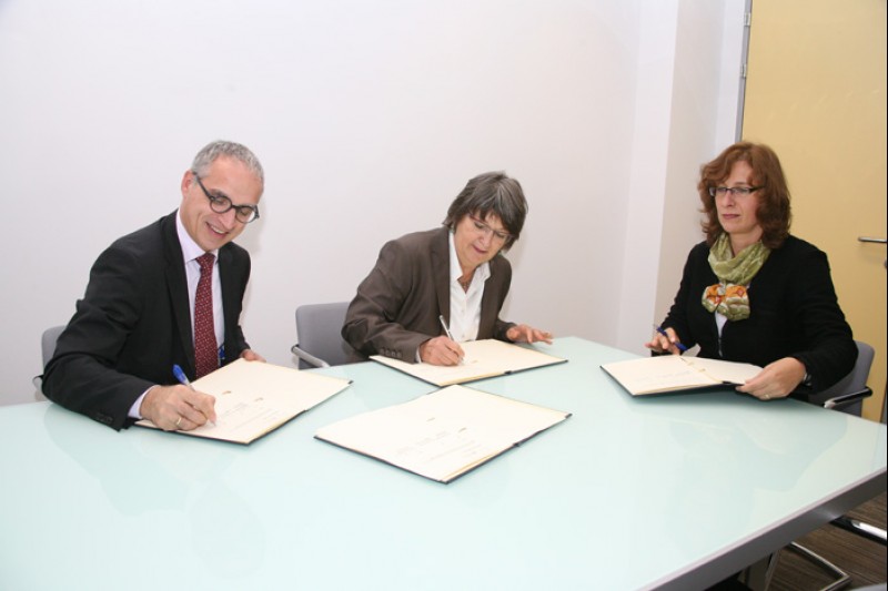 Goran Svilanovic (left), RCC Secretary General, Dr. Brigitte Heuel-Rolf (centre), GIZ Regional Director for Western Balkans, and Alexandra Hilbig (right), GIZ Manager for Open Regional Funds, sign Memorandum of Understanding on cooperation in foreign trade promotion, energy efficiency, legal reform and modernisation of municipal services, in Sarajevo on 30 September 2013. (Photo RCC/Zoran Kanlic)