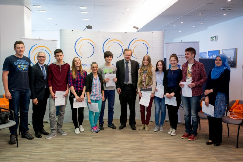 Beneficiaries of the RCC's scholarships from Srebrenica and Bratunac with Goran Svilanovic, RCC Secretary General (2nd left) and Amer Bukvic, Director of BBI Bank (in the middle) that supported the scholraship award initiative. (Photo: RCC/Amer Kapetanovic)