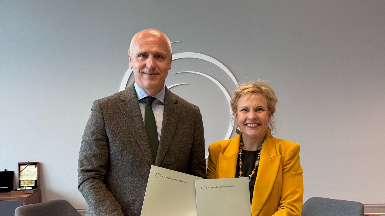 RCC Secretary General Amer Kapetanovic hosted the European Training Foundation Director Dr. Pilvi Torsti at RCC headquarters in Sarajevo on 19 March 2026 where the two signed Memorandum of Understanding between the organisations setting out a collaboration framework (Photo: RCC)