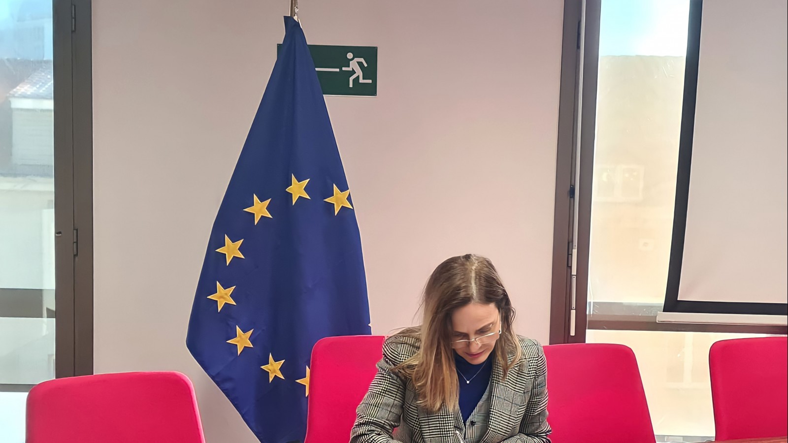Ms Janet Zaharieva signing the EU-WB Roaming Declaration on behalf of the United Group 