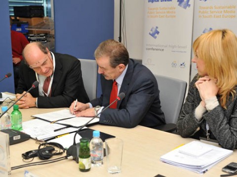 RCC Secretary General Hido Biscevic (centre) and EBU Vice-President Claudio Cappon (left) sign concluding statement at the end of an international conference on digitalization and sustainability of public broadcasters in South East Europe, Sarajevo, BiH, 15 October 2010. (Photo RCC/Dado Ruvic)