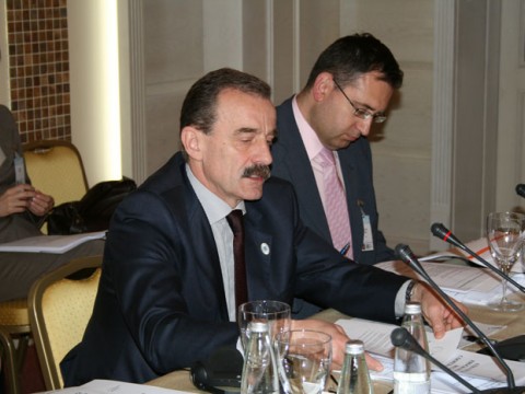 RCC Secretary General Hido Biščević (left) presents the organization's 2008-2009 Strategic Work Programme to the members of the RCC Board, Pomorie, 20 May 2008 (Photo RCC/Dinka Živalj)