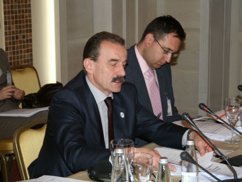 RCC Secretary General Hido Biščević (left) presents the organization's 2008-2009 Strategic Work Programme to the members of the RCC Board, Pomorie, 20 May 2008 (Photo RCC/Dinka Živalj) RCC Secretary General Hido Biščević (left) presents the organization's 2008-2009 Strategic Work Programme to the members of the RCC Board, Pomorie, 20 May 2008 (Photo RCC/Dinka Živalj)