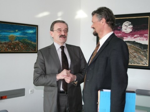 RCC Secretary General, Hido Biscevic (left), meets Member of the German Bundestag and Minister of State at the Foreign Office of the Federal Republic of Germany, Gernot Erler, at the RCC Secretariat headquarters, Sarajevo, BiH, 10 March 2009. (Photo RCC/Selma Ahatovic-Lihic) RCC Secretary General, Hido Biscevic (left), meets Member of the German Bundestag and Minister of State at the Foreign Office of the Federal Republic of Germany, Gernot Erler, at the RCC Secretariat headquarters, Sarajevo, BiH, 10 March 2009. (Photo RCC/Selma Ahatovic-Lihic)