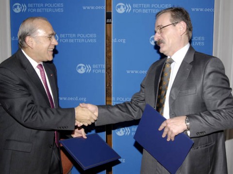 RCC and OECD Secretaries General, Hido Biščević (right) and Angel Gurría, respectively, signed a Memorandum of Understanding on transfer of management of SEEIC, from OECD to RCC, in Paris, France, on 24 November 2011. (Photo: Courtesy of OECD)