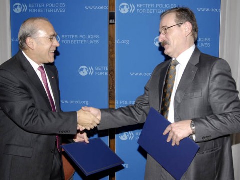 RCC and OECD Secretaries General, Hido Biščević (right) and Angel Gurría, respectively, signed a Memorandum of Understanding on transfer of management of SEEIC, from OECD to RCC, in Paris, France, on 24 November 2011. (Photo: Courtesy of OECD) RCC and OECD Secretaries General, Hido Biščević (right) and Angel Gurría, respectively, signed a Memorandum of Understanding on transfer of management of SEEIC, from OECD to RCC, in Paris, France, on 24 November 2011. (Photo: Courtesy of OECD)